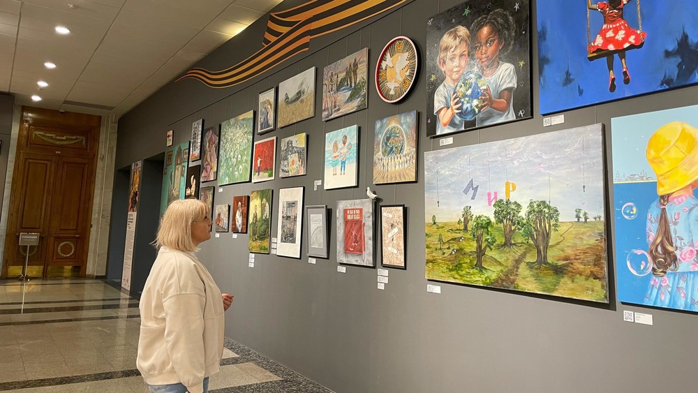 Олардың есектерін қолдарымен жайып жатқанын қараңыз Жас жігітпен жыныстық қатынас кезінде үлкен кеудесі бар жетілген қаншық ағады