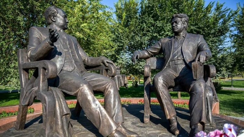 Sadyr Japarov and Kassym-Jomart Tokayev unveil "Golden Bridge of Friendship" monument in Bishkek