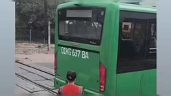 В Бишкеке автобус №107 выехал на железнодорожные пути, его чуть не сбил тепловоз В Бишкеке автобус №107 выехал на железнодорожные пути, его чуть не сбил тепловоз