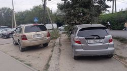 На Мусы Джалиля—Буденного машины паркуются в зеленой зоне и на тротуаре На Мусы Джалиля—Буденного машины паркуются в зеленой зоне и на тротуаре