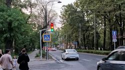 На светофоре на Киевской—Молодой Гвардии сразу загораются все 3 цвета На светофоре на Киевской—Молодой Гвардии сразу загораются все 3 цвета