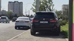 BMW X5 припарковался, заехав на остановку на Южной магистрали. Фото BMW X5 припарковался, заехав на остановку на Южной магистрали. Фото