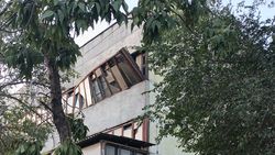 На Льва Толстого окна старого здания могут упасть на тротуар. Фото На Льва Толстого окна старого здания могут упасть на тротуар. Фото