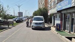 Машины продолжают заезжать на тротуар по Южной магистрали, нужно установить железные стойки. Фото горожанина Машины продолжают заезжать на тротуар по Южной магистрали, нужно установить железные стойки. Фото горожанина