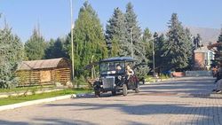 В центральном парке Каракола ездит гольфкар. Законно ли? Фото жителя В центральном парке Каракола ездит гольфкар. Законно ли? Фото жителя