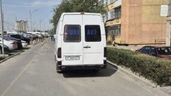 «Спринтер» припарковался, заехав на тротуар по Южной магистрали. Фото «Спринтер» припарковался, заехав на тротуар по Южной магистрали. Фото