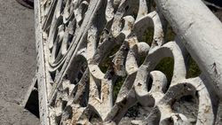 Горожанин просит покрасить перила на мосту Ахунбаева. Фото