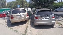 Парковка на газоне на Буденного. Видео, фото Парковка на газоне на Буденного. Видео, фото