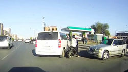 «Хендай Старекс» едва не сбил мотоциклиста на Южной магистрали. Видео