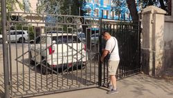 Законно ли во дворе на Исанова установили железные ворота? Фото горожанина