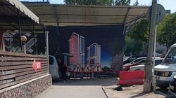 На Исанова стройка захватила тротуар. Фото