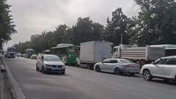 На Шабдан Баатыра образовалась пробка на встречке. Видео На Шабдан Баатыра образовалась пробка на встречке. Видео