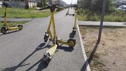 Тротуар на Ахунбаева заставлен самокатами. Фото Тротуар на Ахунбаева заставлен самокатами. Фото