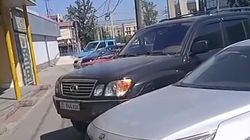 Тротуар на Панфилова заставлен машинами. Видео горожанина Тротуар на Панфилова заставлен машинами. Видео горожанина