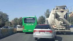 На Жибек Жолу столкнулись легковушка и автобус. Видео с места аварии