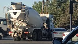 На Жибек Жолу бетономешалка столкнулась с легковушкой. Видео с места ДТП