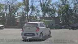 Мусоровоз «Тазалыка» столкнулся с легковушкой. Видео с места аварии