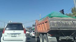 Водитель жалуется на пробку на Жибек Жолу. Фото