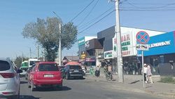 Остановка на Жибек Жолу заставлена легковушками. Фото Остановка на Жибек Жолу заставлена легковушками. Фото