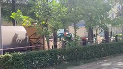 Стройка на Раззакова перевернула спортивную площадку и зеленую изгородь. Видео