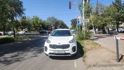 На Тыныстанова «Киа Спортейдж» припарковали на встречке. Фото На Тыныстанова «Киа Спортейдж» припарковали на встречке. Фото