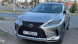 Lexus RX 350 припарковался на тротуаре на Гагарина. Фото