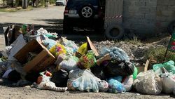 Пакеты с мусором возле таблички «Выбрасывать мусор запрещено». Фото горожанина