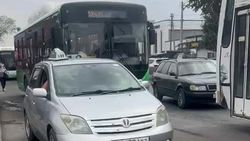 Таксист на «Тойоте» стоит на остановке, сзади образовалась пробка из автобусов. Видео Таксист на «Тойоте» стоит на остановке, сзади образовалась пробка из автобусов. Видео
