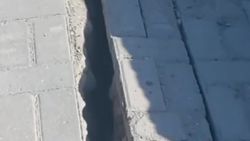 На Малдыбаева часть тротуара, столбы и стена могут упасть в реку Ала-Арча. Видео