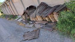 Житель Чон-Арыка складирует строймусор вдоль дороги. Видео жителя