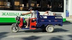 Мужчина на «Муравье» везет пассажиров по проспекту Чуй. Фото Мужчина на «Муравье» везет пассажиров по проспекту Чуй. Фото