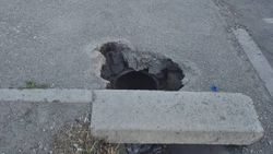 На остановке возле 4-горбольницы проваливается асфальт. Фото