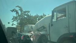 Можно ли в дневное время грузовым авто ездить по Южной магистрали? Видео горожанина