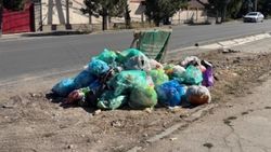 Жители домов на Каралаева продолжают выбрасывать мусор в неположенном месте, - мэрия