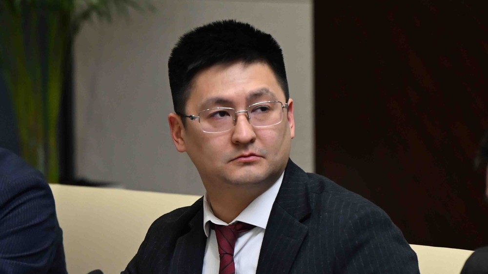 (в центре) замминистра экономики Санжар Болотов