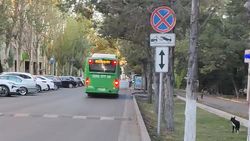 Автобус №52 проводит посадку пассажиров в неположенном месте. Видео