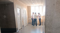 В Свердловском УГНС курят в здании. Фото