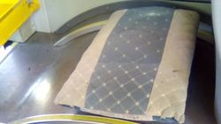 «З — забота». В автобусе №42 поставили подушечку на арку над колесом. Фото