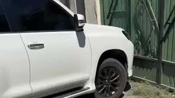 Lexus GX460 поставили на тротуар. Видео горожанина