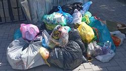 В Оше мусорный бак «Тазалыка» занесли во двор дома. Фото