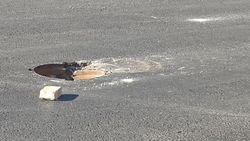 На отремонтированном участке ул.Льва Толстого сломали колодец, крышка лежит на обочине. Фото горожанина