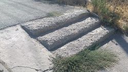 В 12 микрорайоне лестница к спуску через реку Аламедин в опасном состоянии, - горожанка