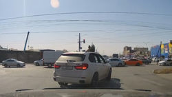 Водитель BMW X5 выехал на встречку и пересек стоп-линию