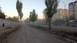 По закрытому участку улицы Льва Толстого ездят машины и поднимают пыль