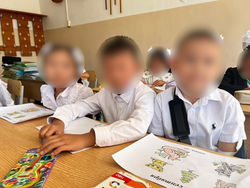 В столичных школах детей сажают по трое, - родительница жалуется на переполненность