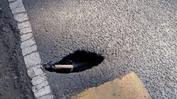 На Панфилова-Кулатова образовалась яма