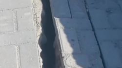 На Малдыбаева часть тротуара, столбы и стена могут упасть в реку Ала-Арча. Ответ мэрии