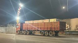 Дорога по Каралаева превратилась в парковку грузовых авто. Фото