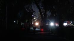 По Айтматова рядом с парком «Адинай» не работают фонари, пешеходы идут в темноте По Айтматова рядом с парком «Адинай» не работают фонари, пешеходы идут в темноте