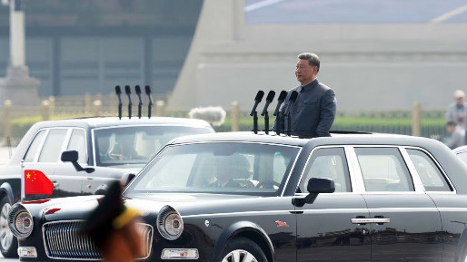 Си Цзиньпин стоит в лимузине во время смотра военнослужащих Народно-освободительной армии Китая